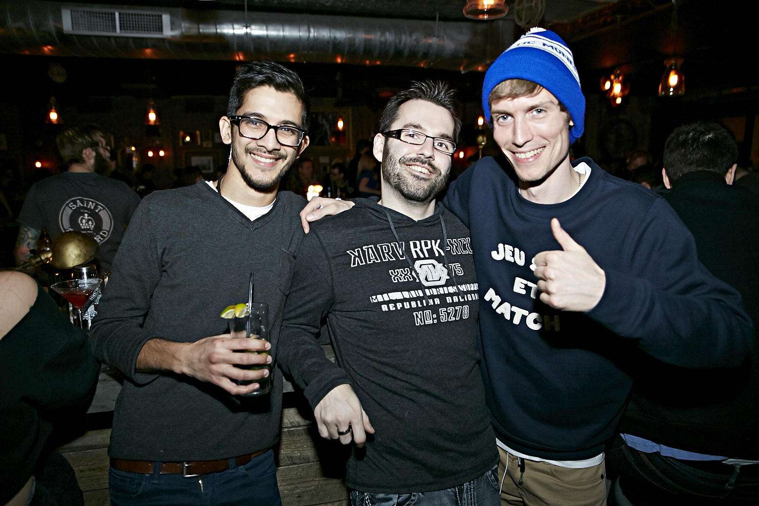 Bières, shooters et short-shorts au bar Le Saint-Édouard pour une soirée bien mystérieuse...