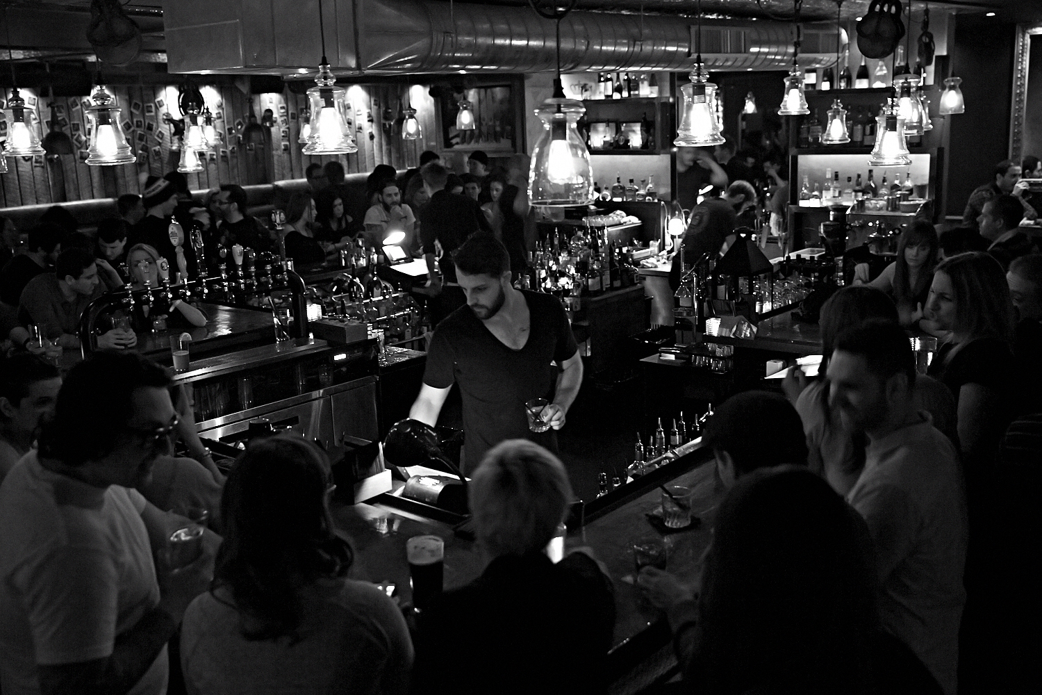 Bières, shooters et short-shorts au bar Le Saint-Édouard pour une soirée bien mystérieuse...