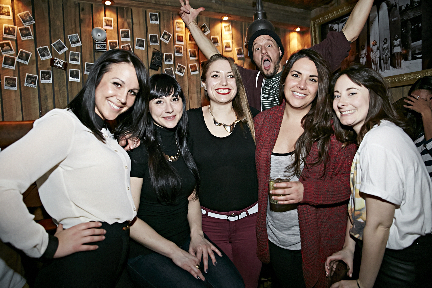 Bières, shooters et short-shorts au bar Le Saint-Édouard pour une soirée bien mystérieuse...