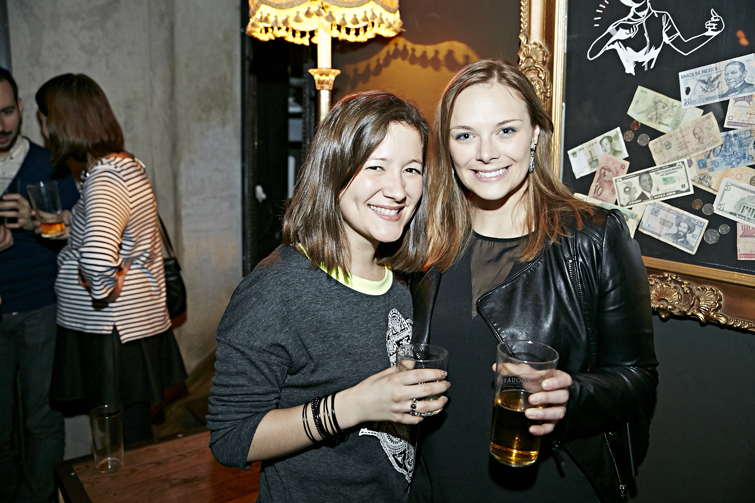 Bières, shooters et short-shorts au bar Le Saint-Édouard pour une soirée bien mystérieuse...