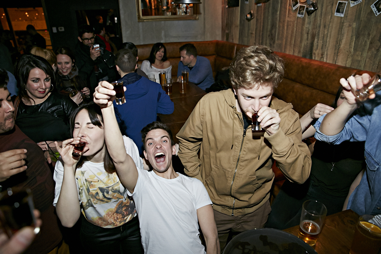 Bières, shooters et short-shorts au bar Le Saint-Édouard pour une soirée bien mystérieuse...