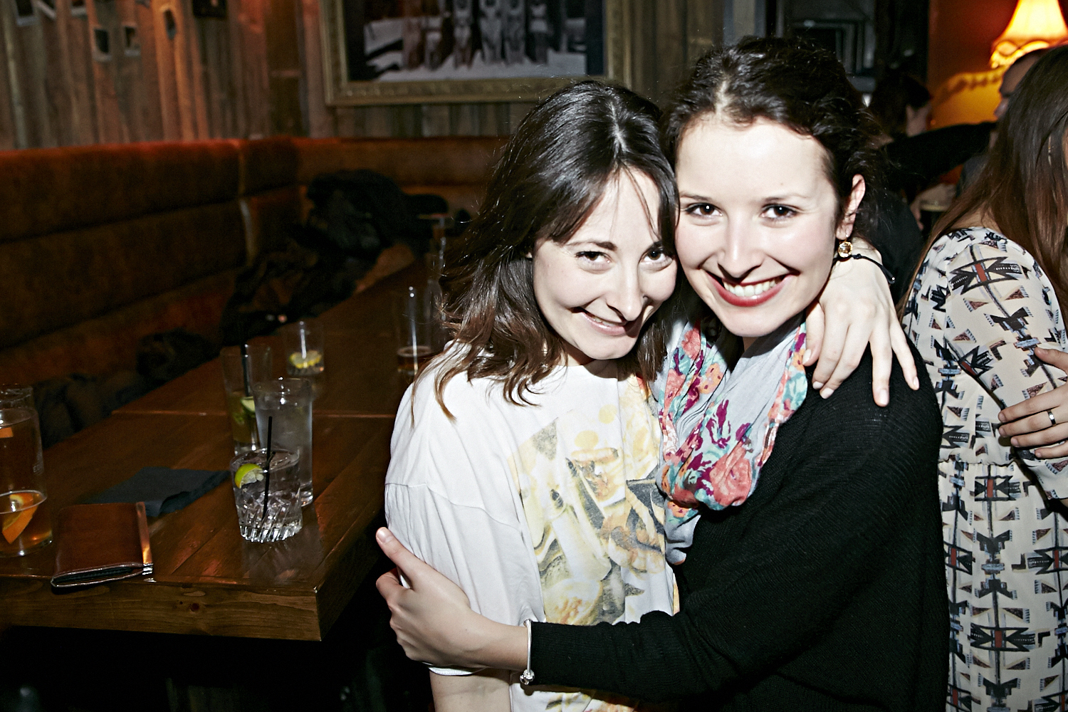 Bières, shooters et short-shorts au bar Le Saint-Édouard pour une soirée bien mystérieuse...