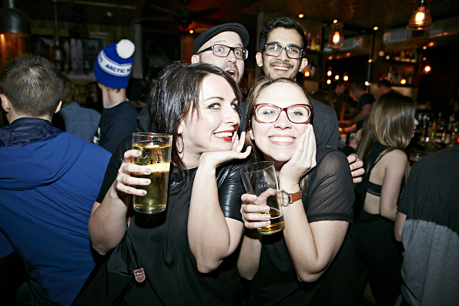 Bières, shooters et short-shorts au bar Le Saint-Édouard pour une soirée bien mystérieuse...