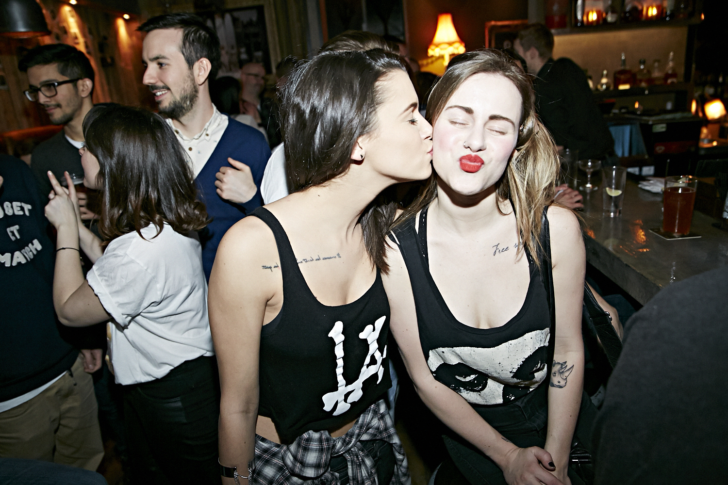 Bières, shooters et short-shorts au bar Le Saint-Édouard pour une soirée bien mystérieuse...