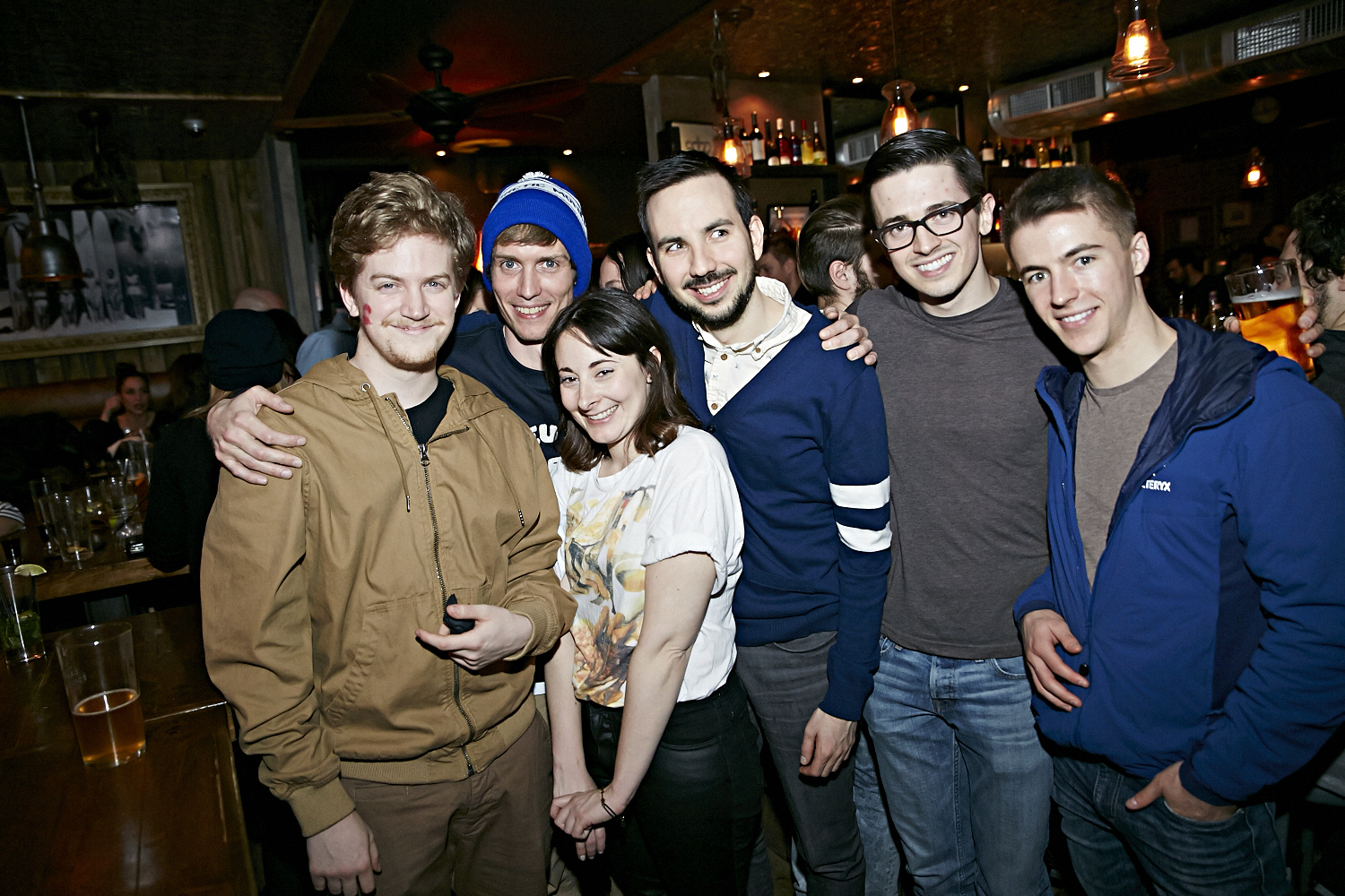 Bières, shooters et short-shorts au bar Le Saint-Édouard pour une soirée bien mystérieuse...