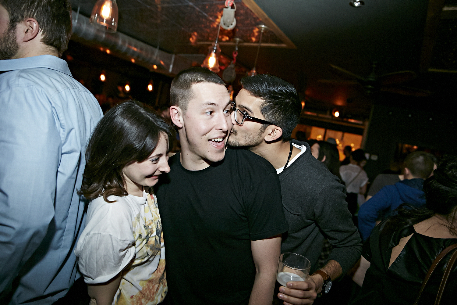 Bières, shooters et short-shorts au bar Le Saint-Édouard pour une soirée bien mystérieuse...