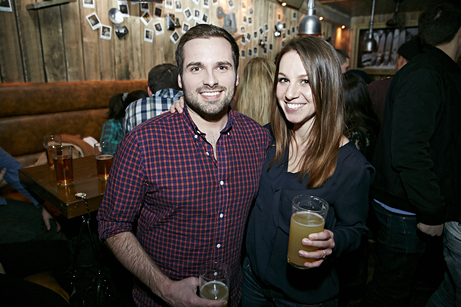 Bières, shooters et short-shorts au bar Le Saint-Édouard pour une soirée bien mystérieuse...