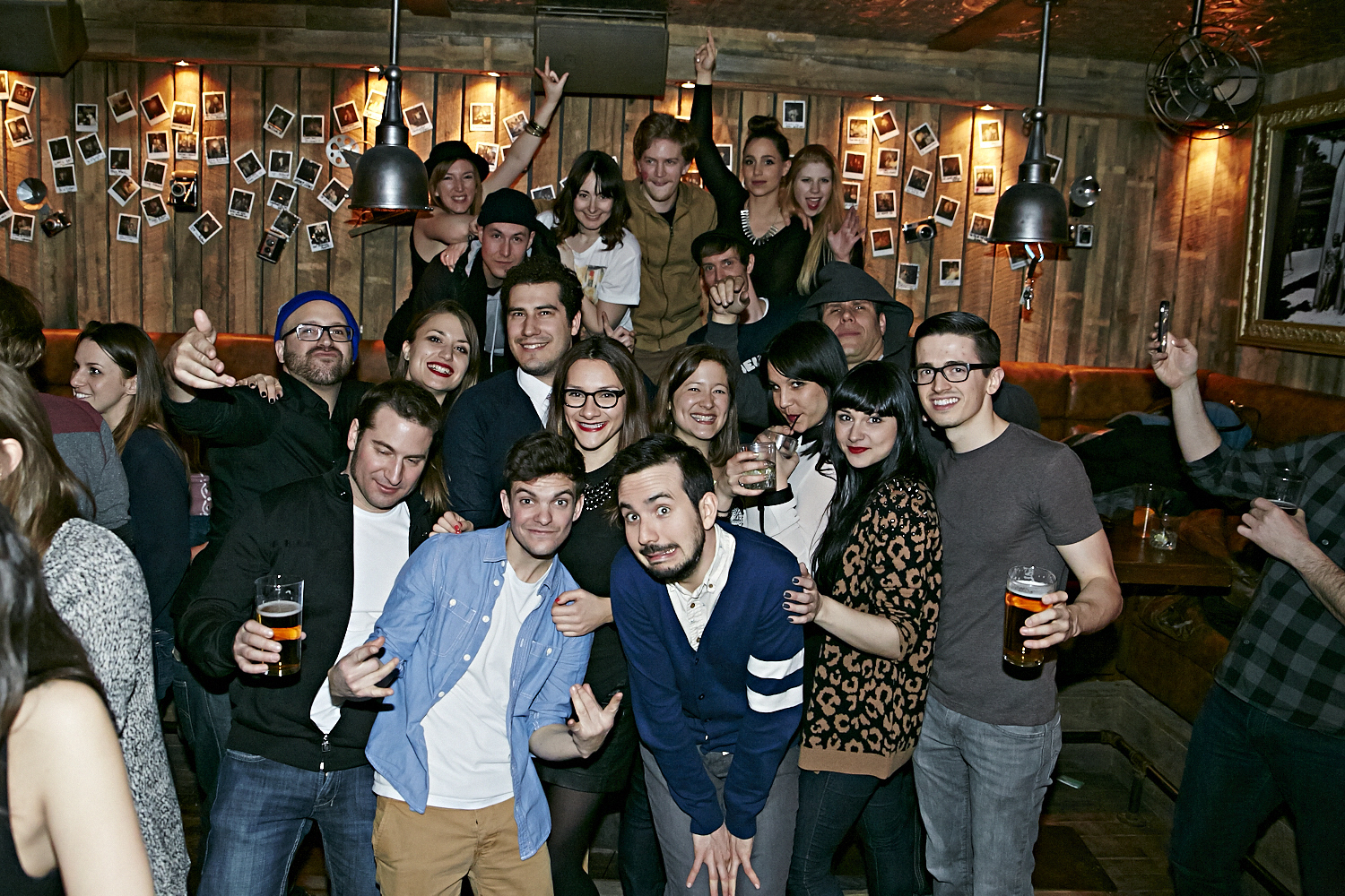 Bières, shooters et short-shorts au bar Le Saint-Édouard pour une soirée bien mystérieuse...