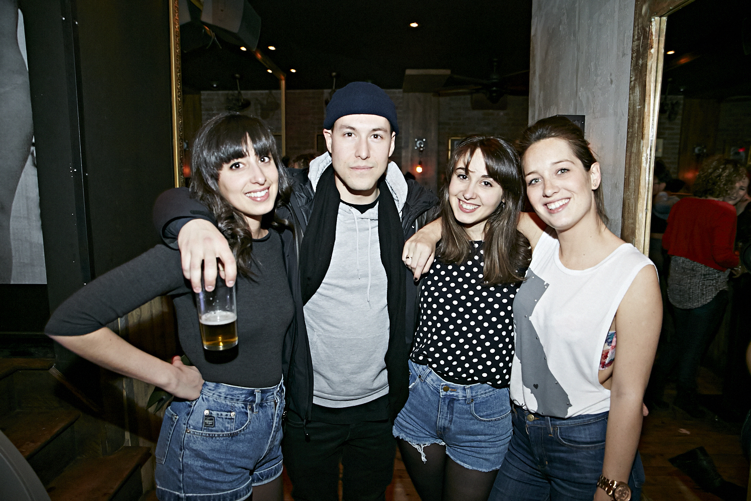 Bières, shooters et short-shorts au bar Le Saint-Édouard pour une soirée bien mystérieuse...
