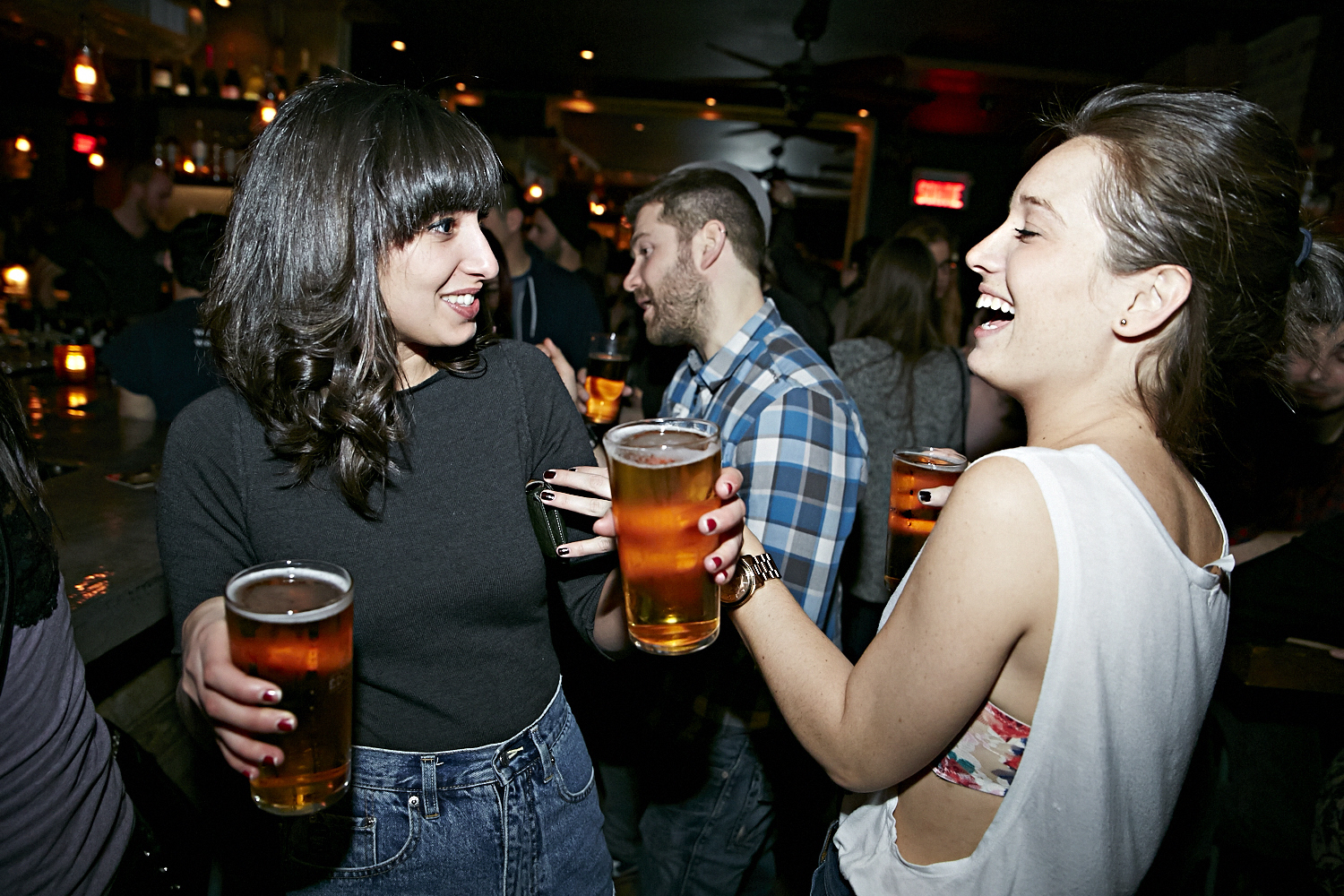 Bières, shooters et short-shorts au bar Le Saint-Édouard pour une soirée bien mystérieuse...