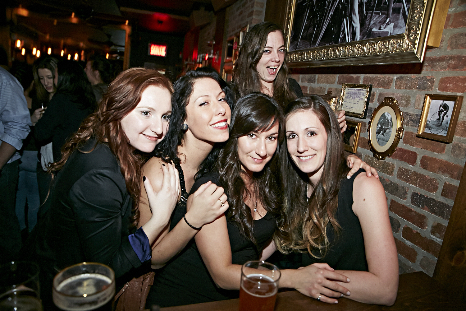 Bières, shooters et short-shorts au bar Le Saint-Édouard pour une soirée bien mystérieuse...