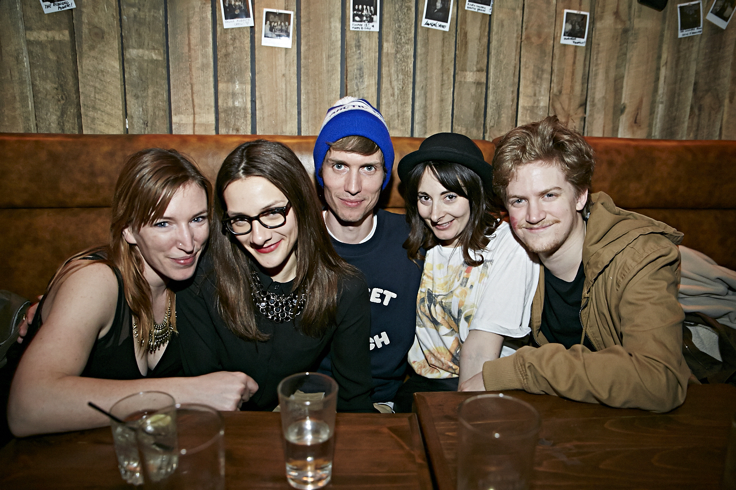 Bières, shooters et short-shorts au bar Le Saint-Édouard pour une soirée bien mystérieuse...