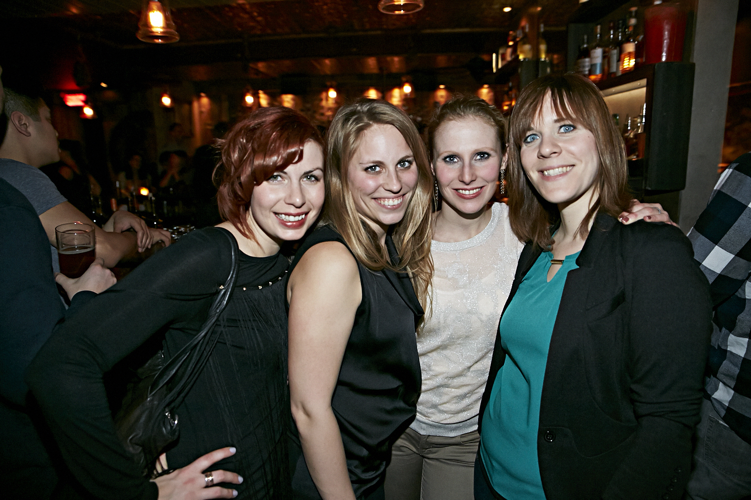 Bières, shooters et short-shorts au bar Le Saint-Édouard pour une soirée bien mystérieuse...