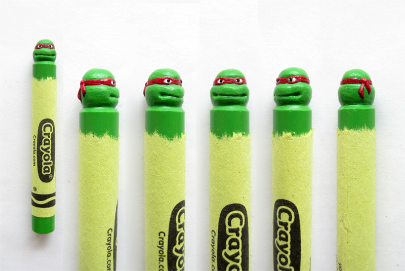 Des personnages de culture pop minutieusement sculptés sur crayons de cire!