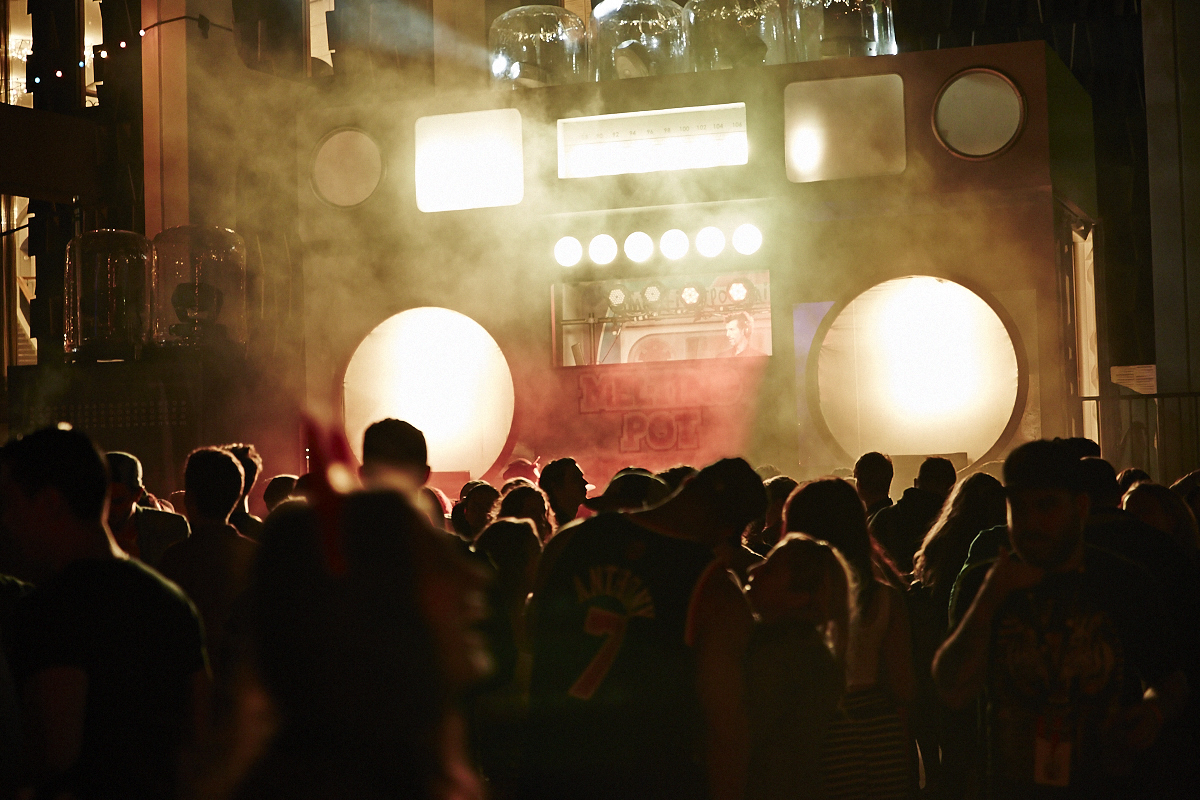 Gros Melting pot Juste pour Rire sous les étoiles à la Place des Arts