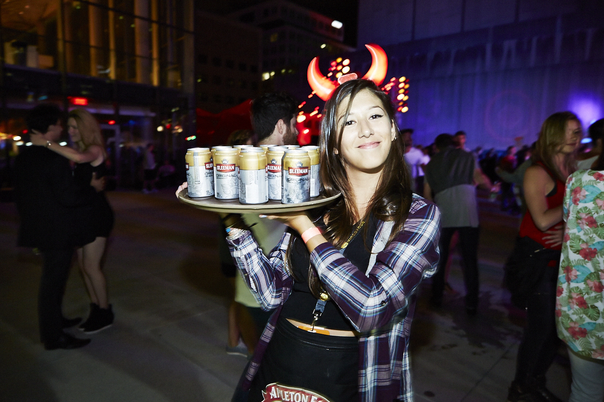 Gros Melting pot Juste pour Rire sous les étoiles à la Place des Arts