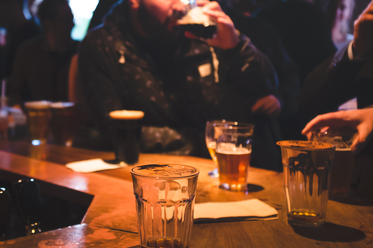 De la bière La Bernard en masse pour son lancement au Helm