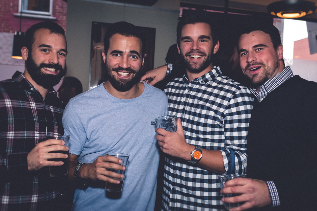 De la bière La Bernard en masse pour son lancement au Helm