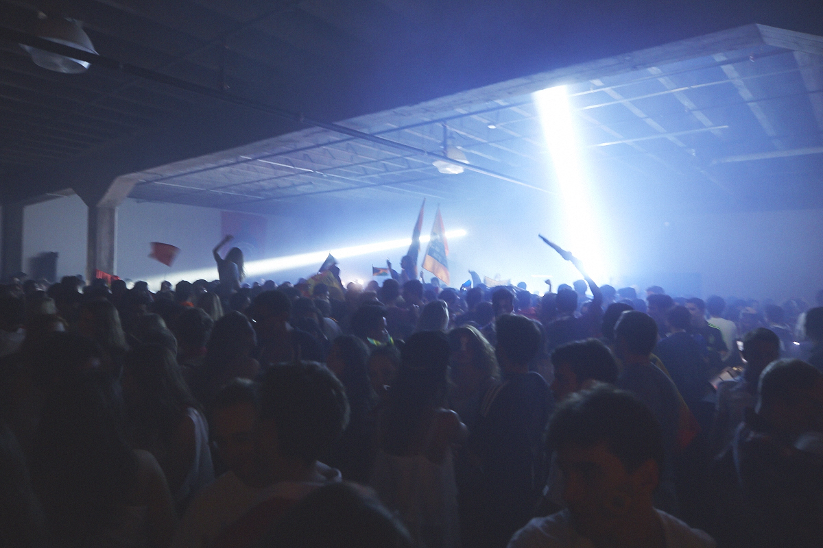 Rep Your Flag Festival organise un méga party fou malade avec bouées gonflables, perruques et drapeaux!