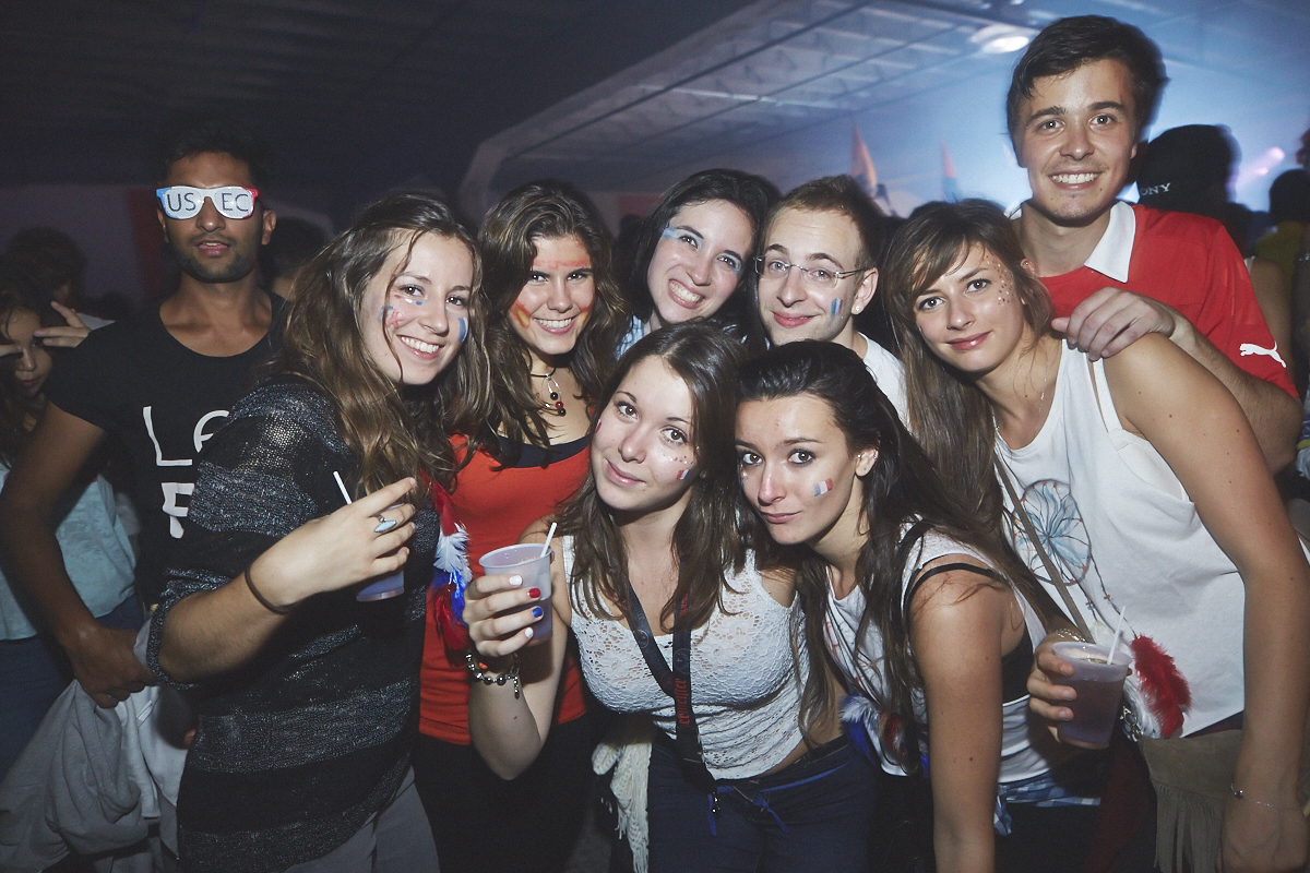 Rep Your Flag Festival organise un méga party fou malade avec bouées gonflables, perruques et drapeaux!