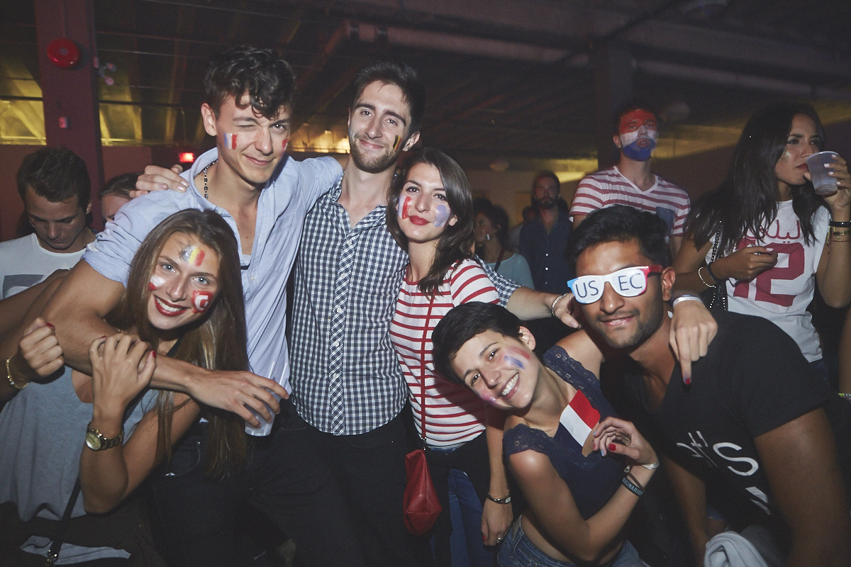 Rep Your Flag Festival organise un méga party fou malade avec bouées gonflables, perruques et drapeaux!