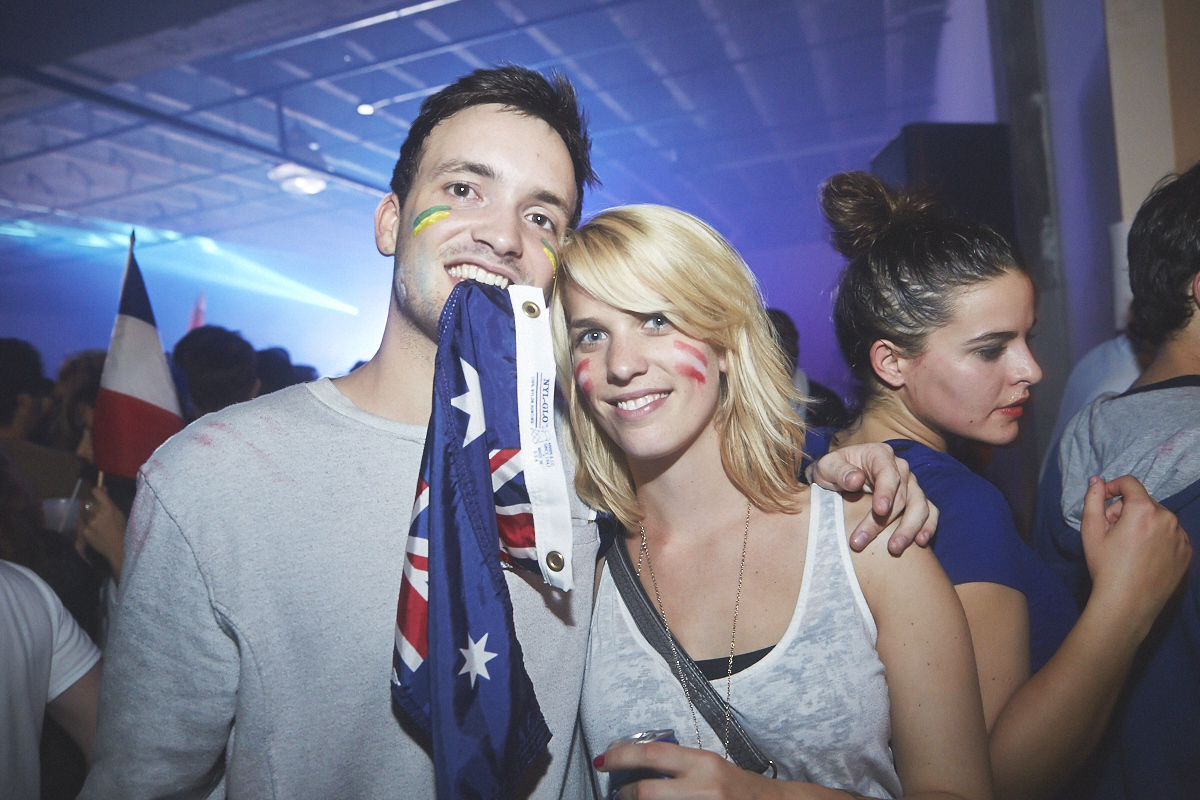 Rep Your Flag Festival organise un méga party fou malade avec bouées gonflables, perruques et drapeaux!