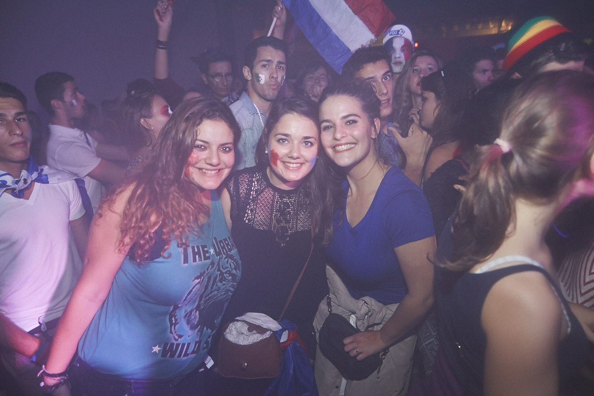 Rep Your Flag Festival organise un méga party fou malade avec bouées gonflables, perruques et drapeaux!