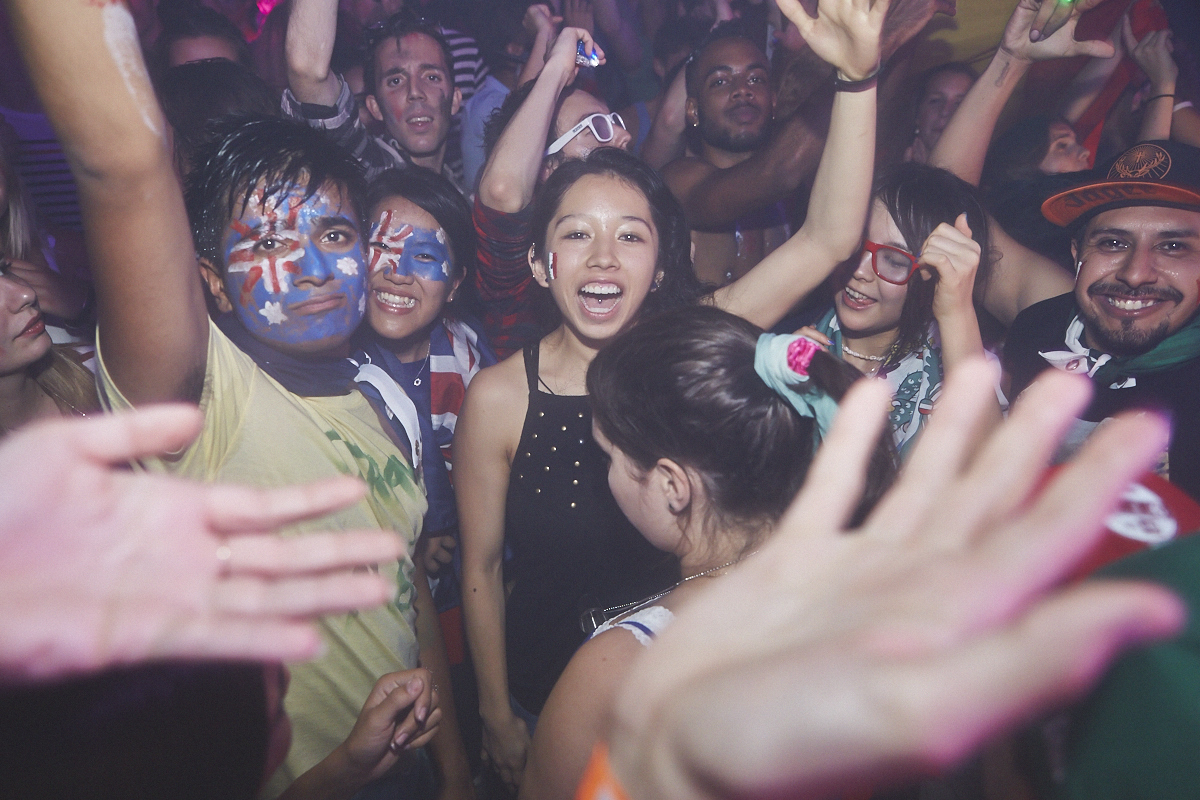 Rep Your Flag Festival organise un méga party fou malade avec bouées gonflables, perruques et drapeaux!