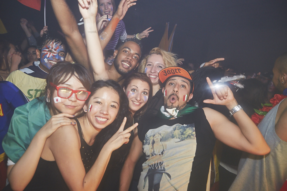 Rep Your Flag Festival organise un méga party fou malade avec bouées gonflables, perruques et drapeaux!