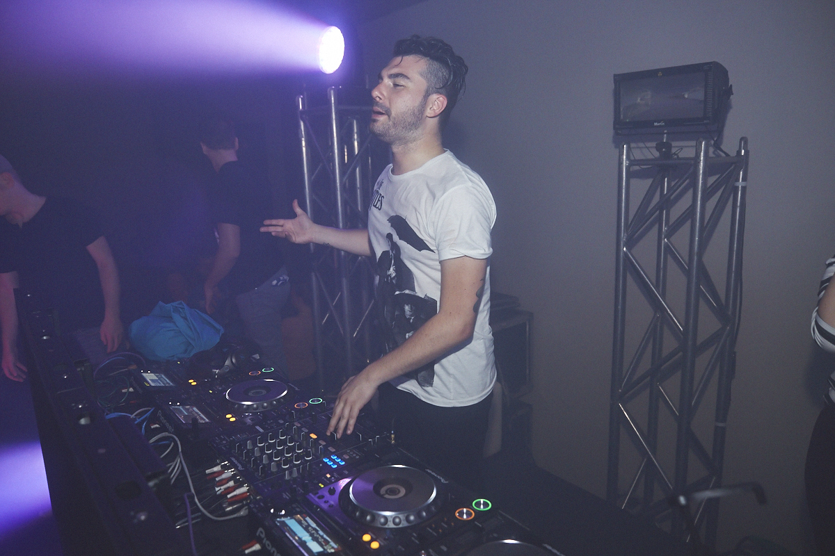 Rep Your Flag Festival organise un méga party fou malade avec bouées gonflables, perruques et drapeaux!