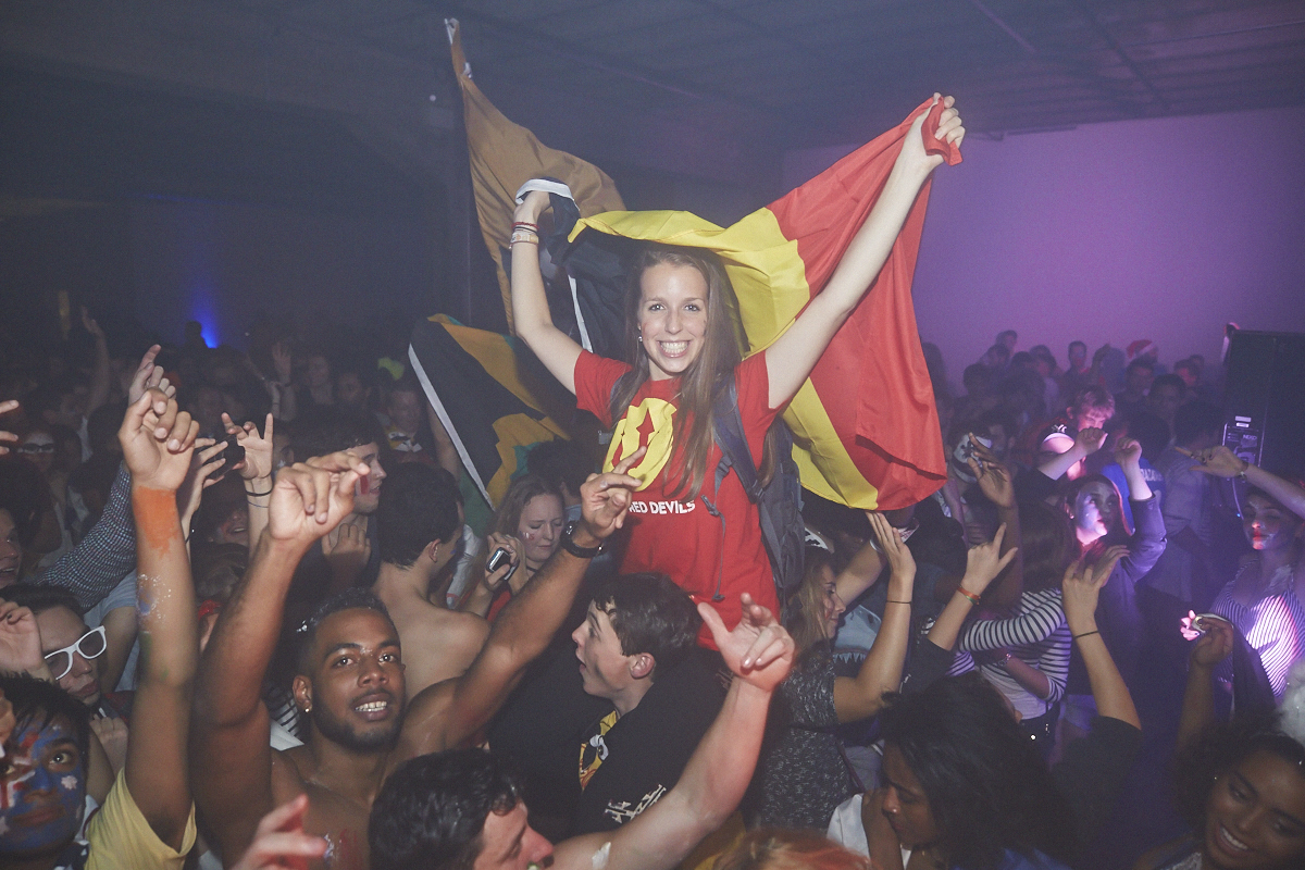 Rep Your Flag Festival organise un méga party fou malade avec bouées gonflables, perruques et drapeaux!