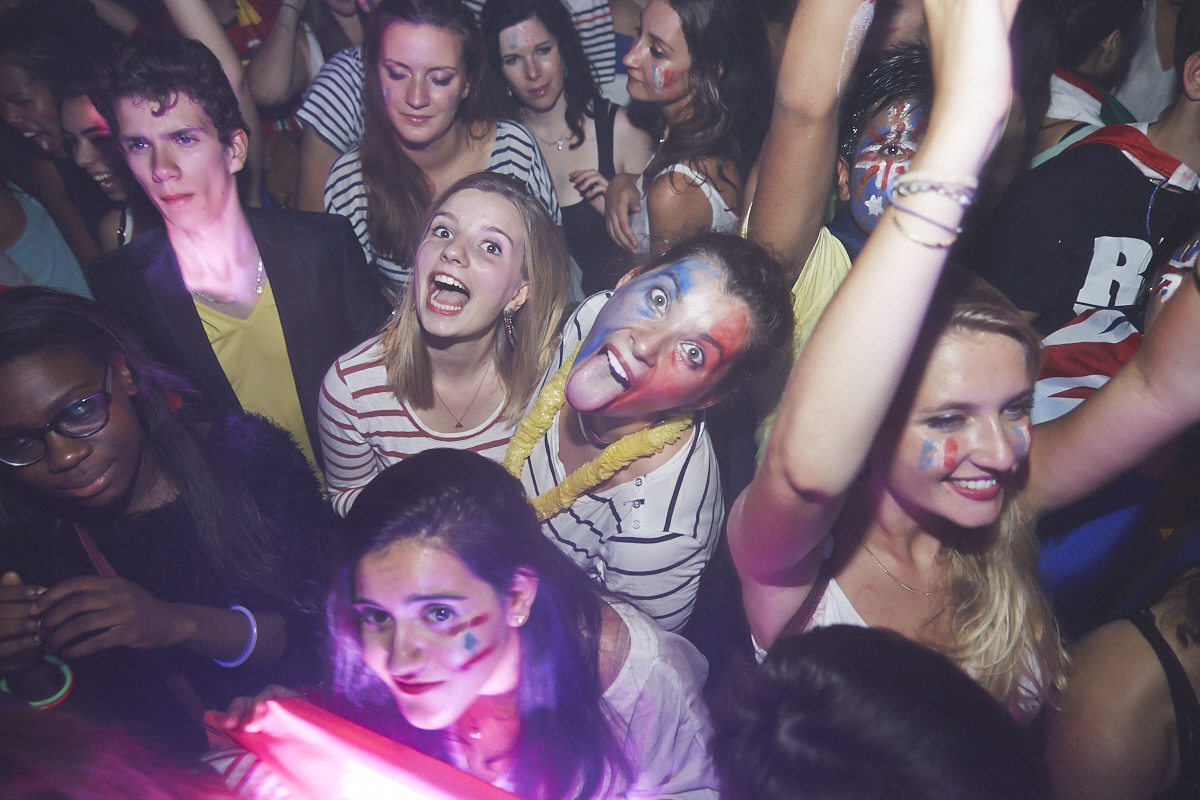 Rep Your Flag Festival organise un méga party fou malade avec bouées gonflables, perruques et drapeaux!