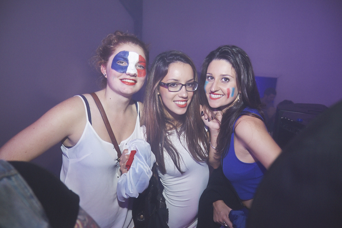 Rep Your Flag Festival organise un méga party fou malade avec bouées gonflables, perruques et drapeaux!