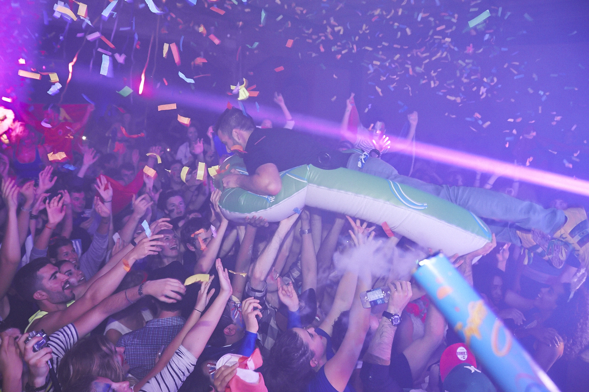 Rep Your Flag Festival organise un méga party fou malade avec bouées gonflables, perruques et drapeaux!