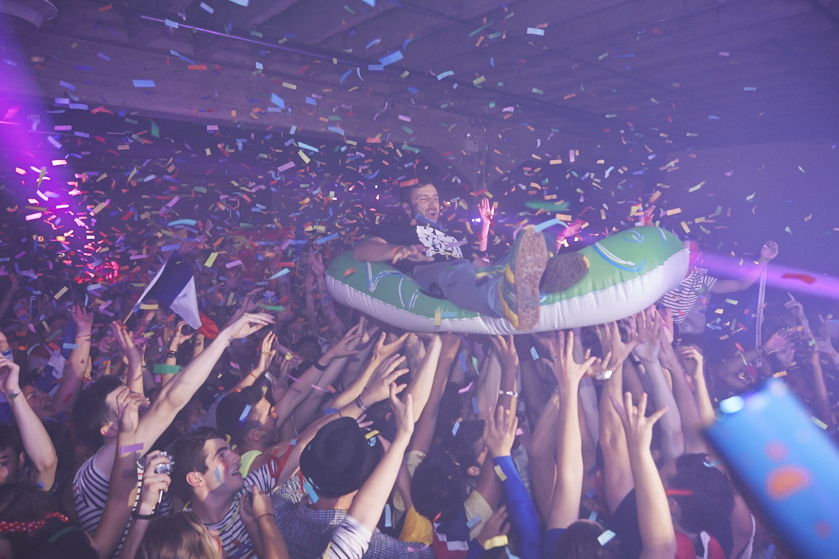 Rep Your Flag Festival organise un méga party fou malade avec bouées gonflables, perruques et drapeaux!