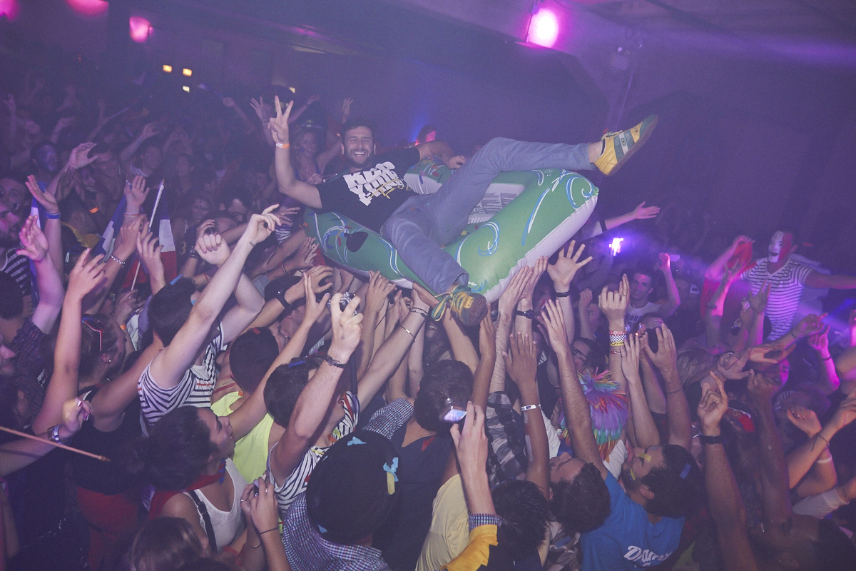 Rep Your Flag Festival organise un méga party fou malade avec bouées gonflables, perruques et drapeaux!