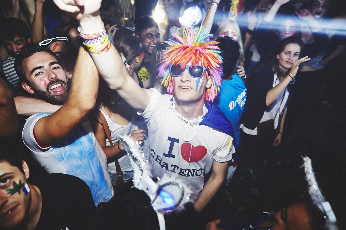 Rep Your Flag Festival organise un méga party fou malade avec bouées gonflables, perruques et drapeaux!