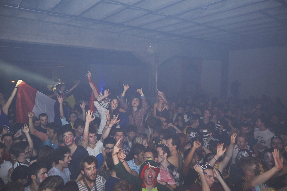 Rep Your Flag Festival organise un méga party fou malade avec bouées gonflables, perruques et drapeaux!