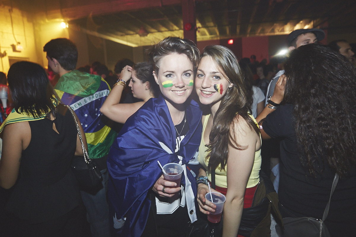 Rep Your Flag Festival organise un méga party fou malade avec bouées gonflables, perruques et drapeaux!