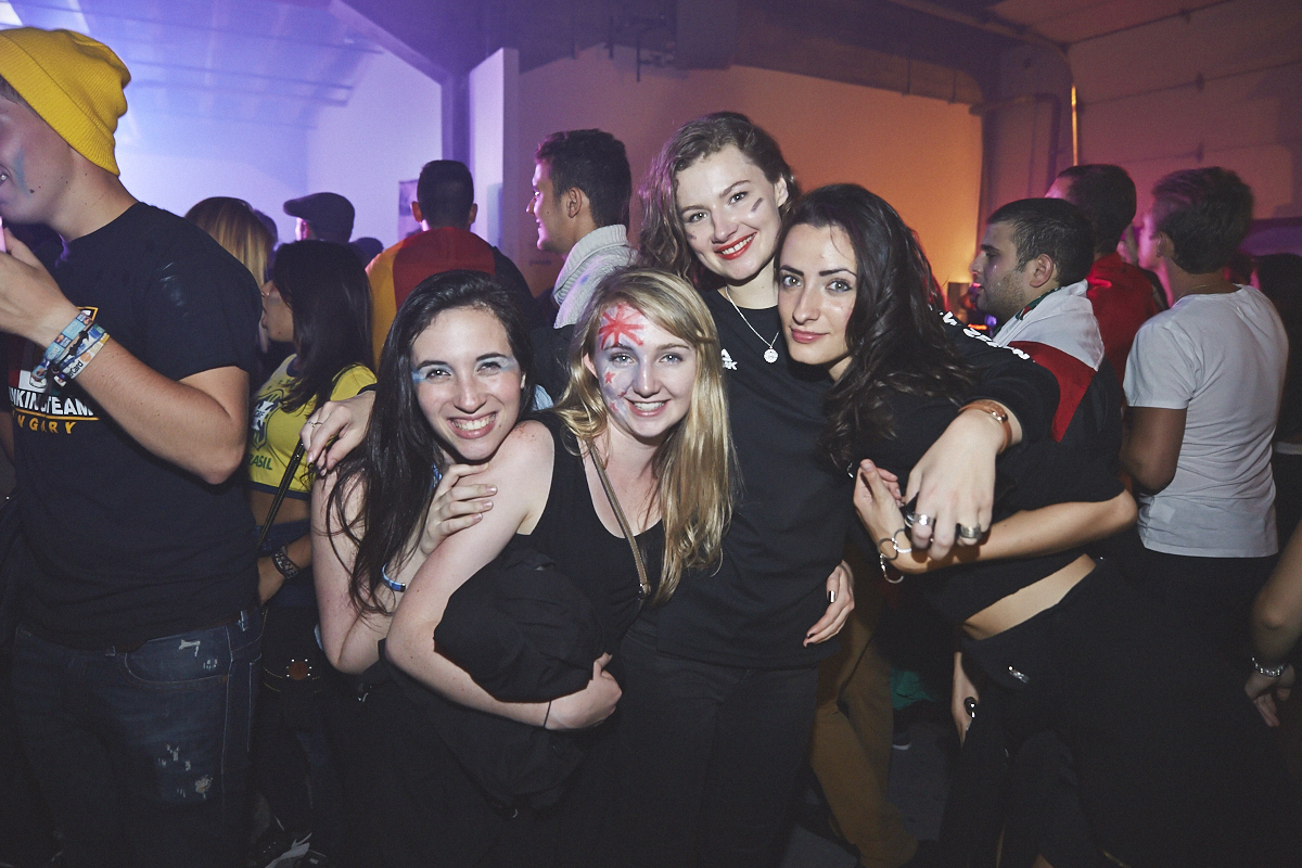 Rep Your Flag Festival organise un méga party fou malade avec bouées gonflables, perruques et drapeaux!