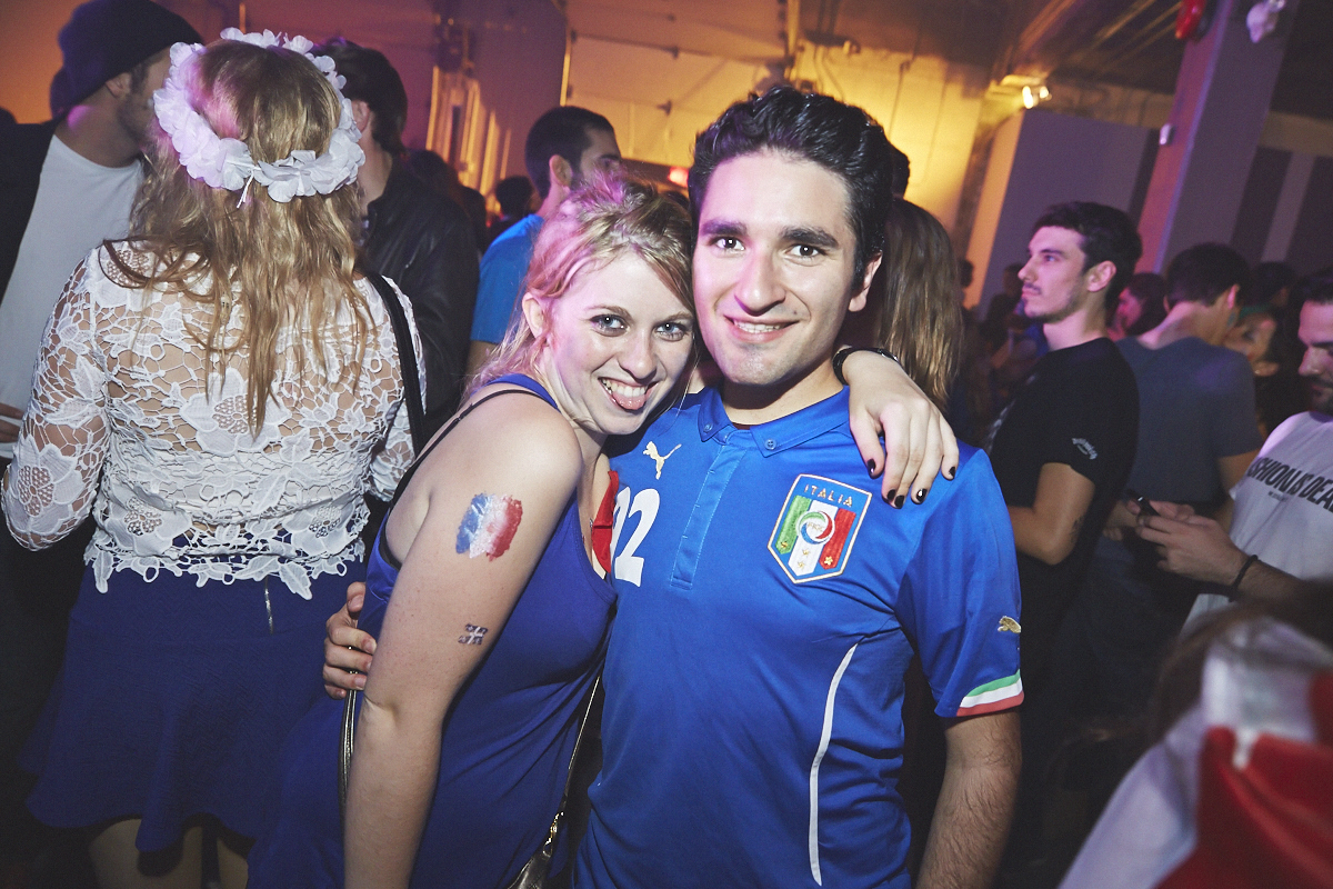 Rep Your Flag Festival organise un méga party fou malade avec bouées gonflables, perruques et drapeaux!