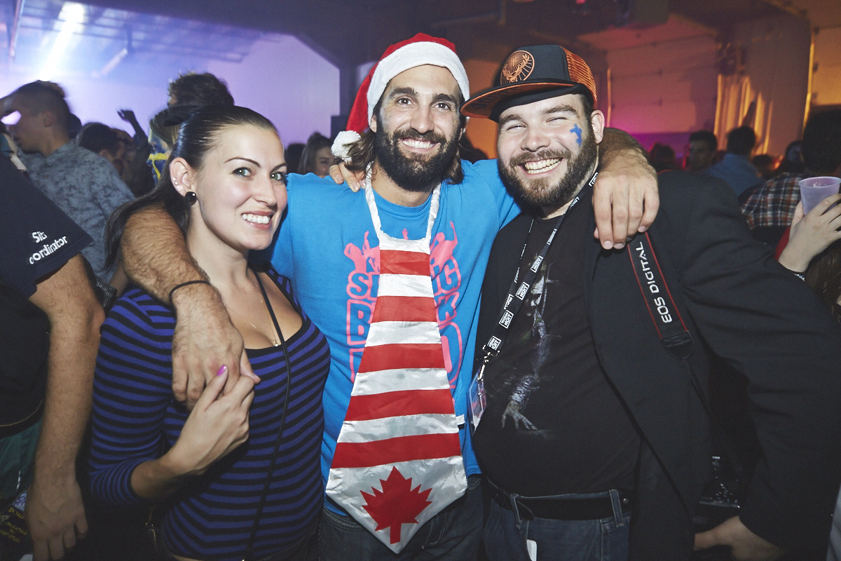 Rep Your Flag Festival organise un méga party fou malade avec bouées gonflables, perruques et drapeaux!