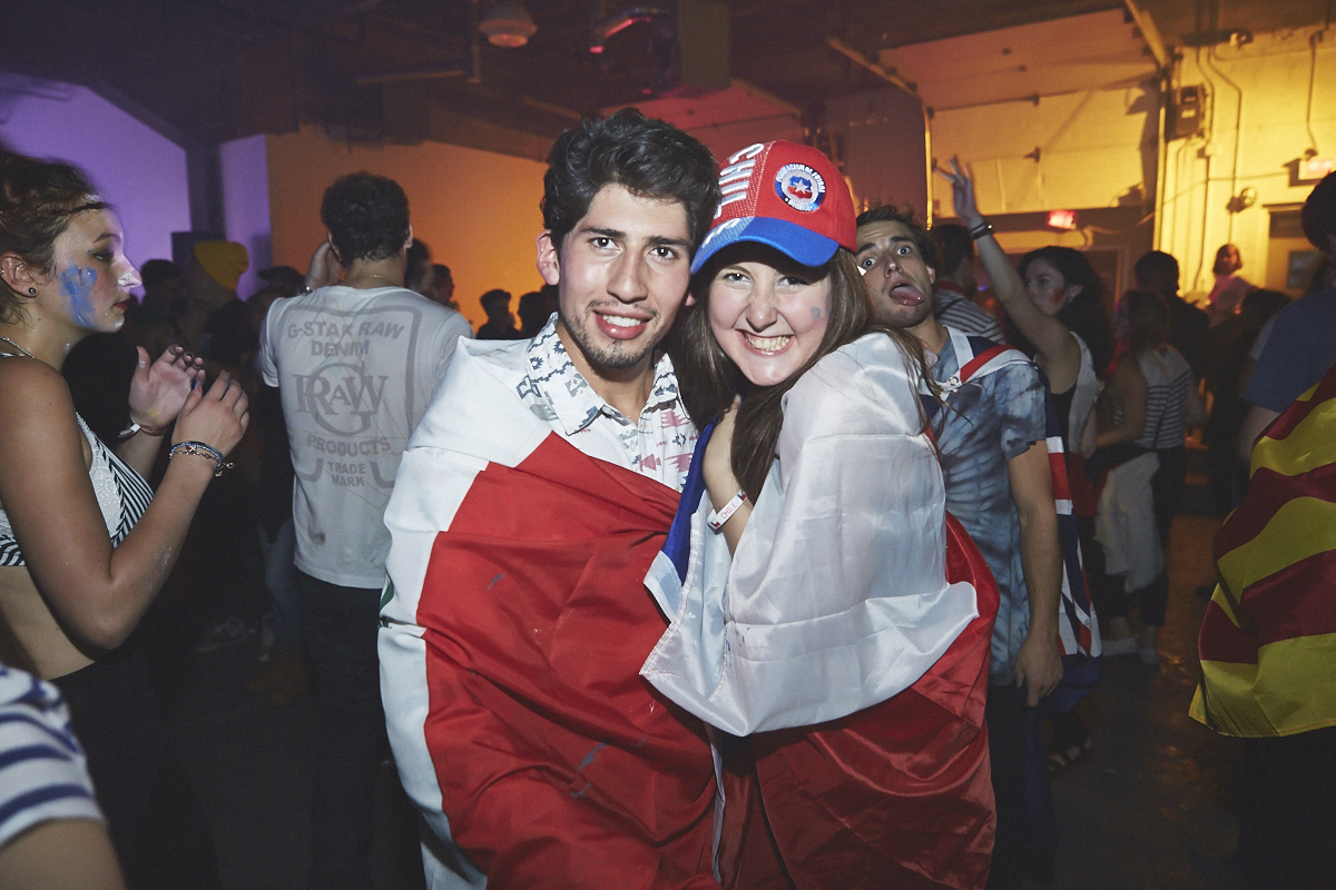 Rep Your Flag Festival organise un méga party fou malade avec bouées gonflables, perruques et drapeaux!