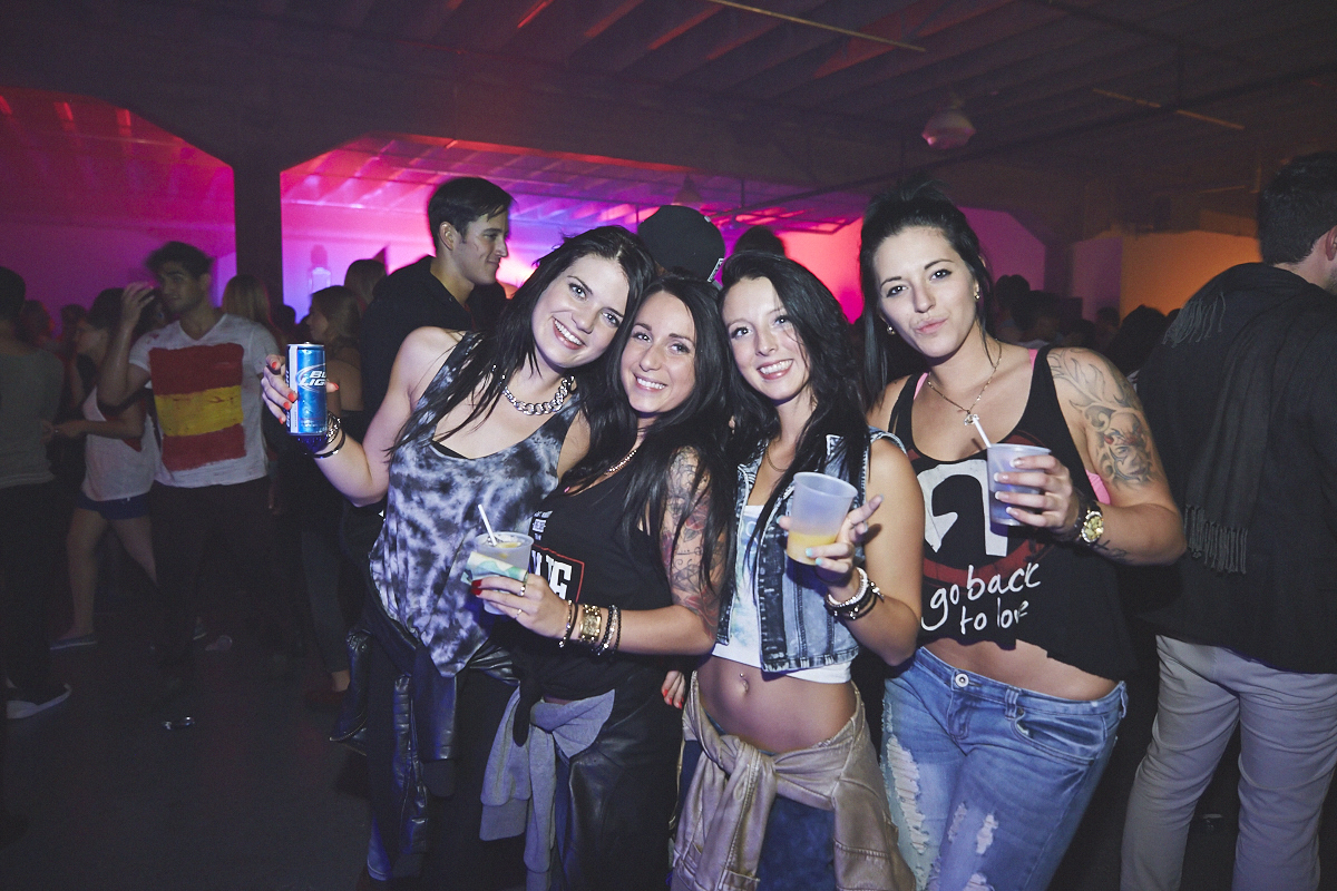 Rep Your Flag Festival organise un méga party fou malade avec bouées gonflables, perruques et drapeaux!