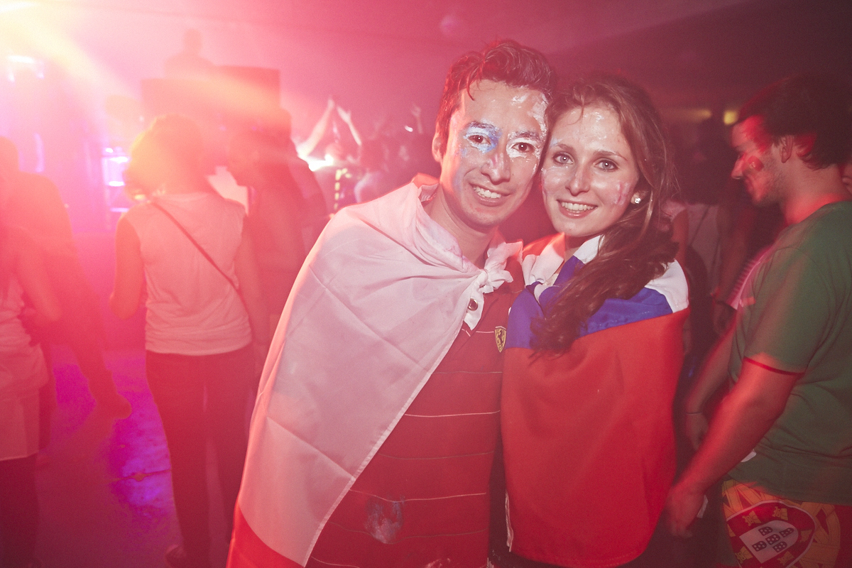 Rep Your Flag Festival organise un méga party fou malade avec bouées gonflables, perruques et drapeaux!