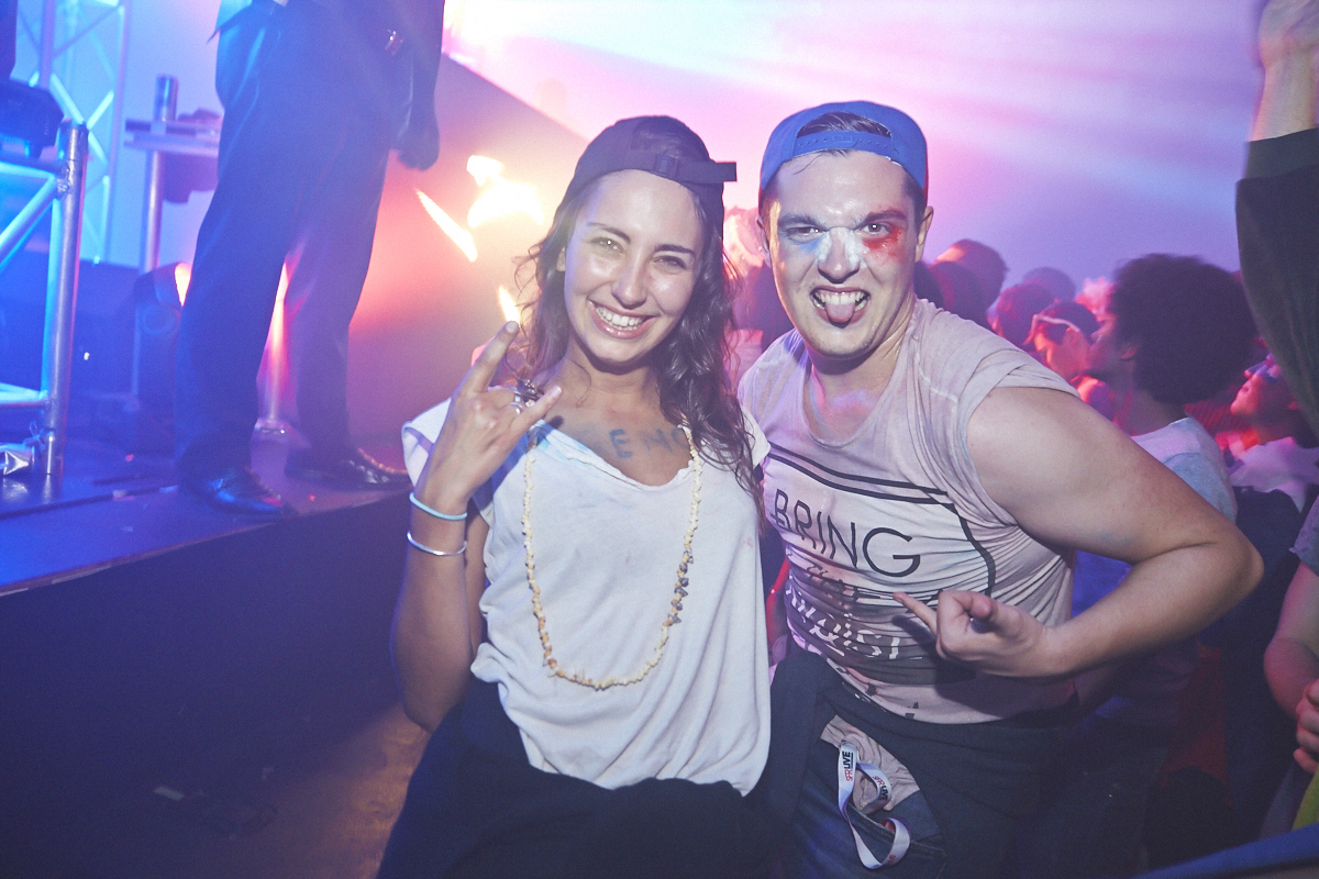 Rep Your Flag Festival organise un méga party fou malade avec bouées gonflables, perruques et drapeaux!