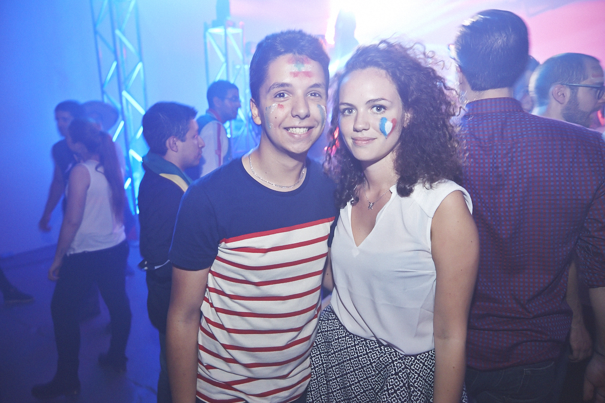 Rep Your Flag Festival organise un méga party fou malade avec bouées gonflables, perruques et drapeaux!