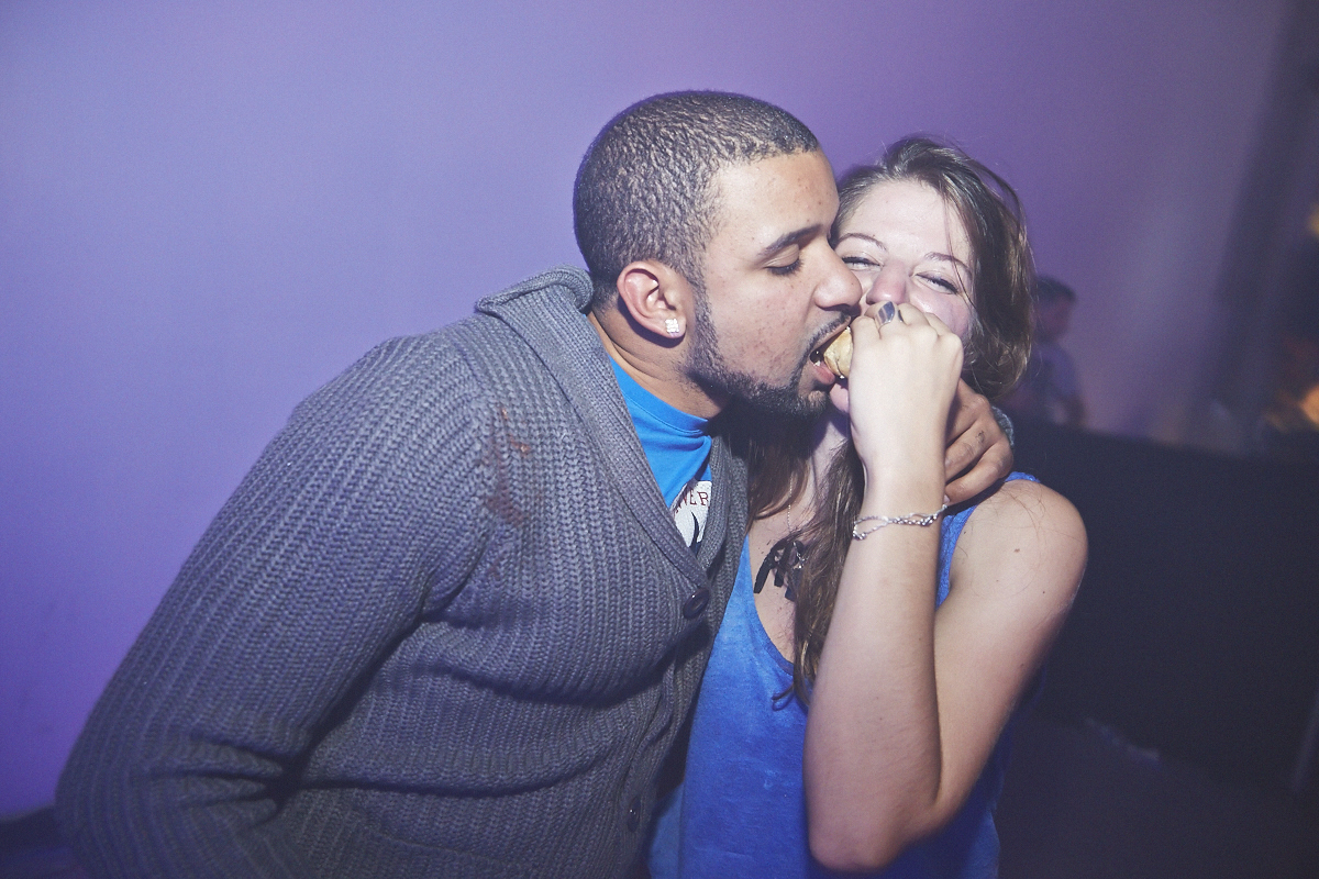 Rep Your Flag Festival organise un méga party fou malade avec bouées gonflables, perruques et drapeaux!