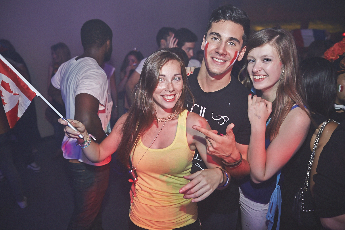 Rep Your Flag Festival organise un méga party fou malade avec bouées gonflables, perruques et drapeaux!