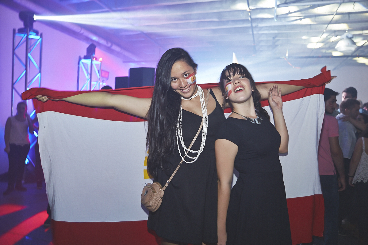 Rep Your Flag Festival organise un méga party fou malade avec bouées gonflables, perruques et drapeaux!